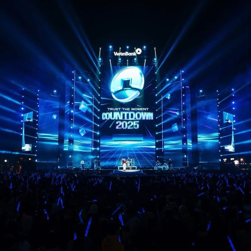 Vietinbank Countdown 2025 stage with crowd lightsticks